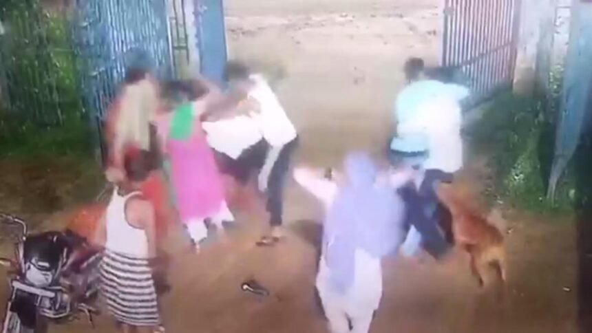 पांच लोगों ने की फरियादी से मारपीट, पुलिसकर्मी को कुत्ते से कटवाया, कैमरे में कैद हुई पूरी घटना