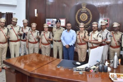 दुर्ग रेंज के 09 निरीक्षक पदोन्नत होकर बने डीएसपी, आईजी गर्ग ने 'पीपिंग सेरेमनी' में लगाया स्टार