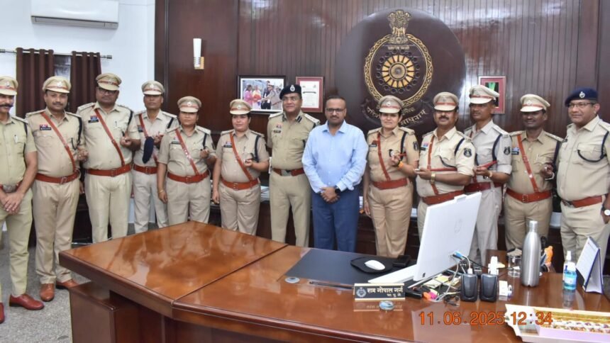 दुर्ग रेंज के 09 निरीक्षक पदोन्नत होकर बने डीएसपी, आईजी गर्ग ने 'पीपिंग सेरेमनी' में लगाया स्टार