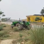 सड़क किनारे जा रहे चार बच्चों को ट्रैक्टर ने रौंदा, एक की हालत गंभीर