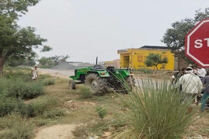 सड़क किनारे जा रहे चार बच्चों को ट्रैक्टर ने रौंदा, एक की हालत गंभीर