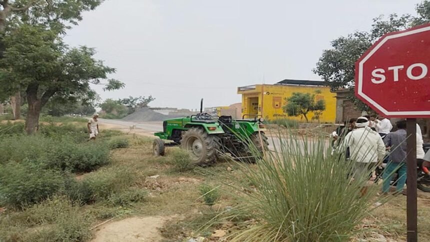 सड़क किनारे जा रहे चार बच्चों को ट्रैक्टर ने रौंदा, एक की हालत गंभीर