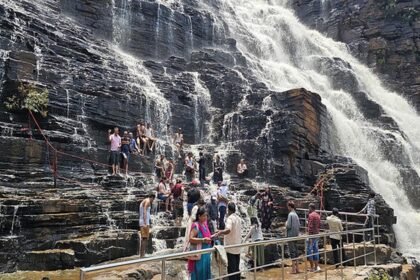 हादसों से नहीं लिया सबक, पर्यटक अपने साथ बच्चों की जान जोखिम में डाल रहे, फिसलन भरी जगहों पर बना रहे फोटो-वीडियो