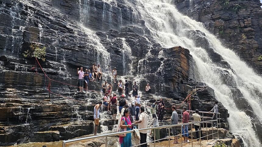 हादसों से नहीं लिया सबक, पर्यटक अपने साथ बच्चों की जान जोखिम में डाल रहे, फिसलन भरी जगहों पर बना रहे फोटो-वीडियो