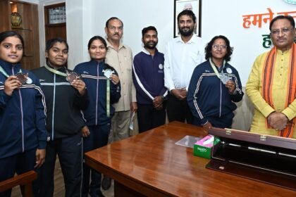 मुख्यमंत्री साय से किक बॉक्सिंग पदक विजेता खिलाडिय़ों ने की मुलाकात