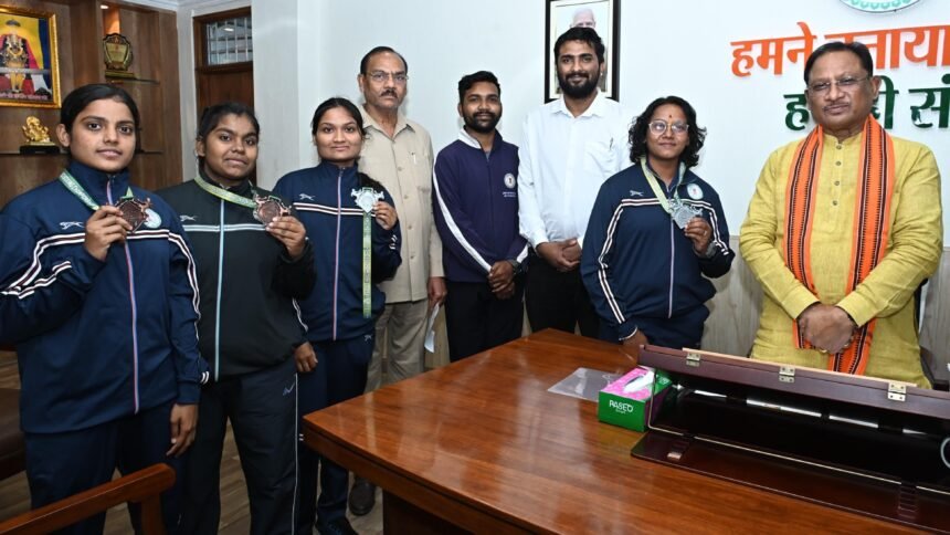 मुख्यमंत्री साय से किक बॉक्सिंग पदक विजेता खिलाडिय़ों ने की मुलाकात