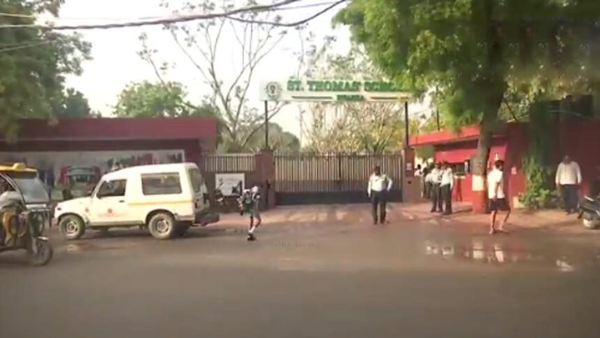 पांच स्कूल को बम से उड़ाने की धमकी, बीते तीन दिन में 10 स्कूलों को धमकी भरे ई-मेल, जांच में जुटी पुलिस