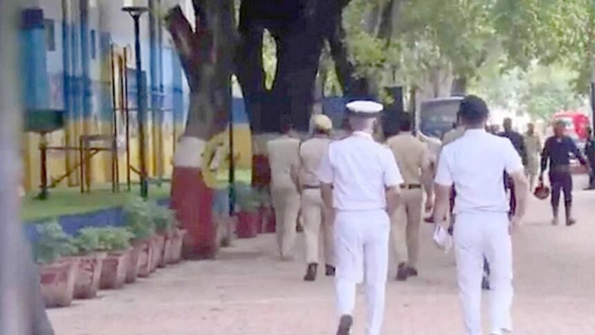 तीन स्कूलों को बम से उड़ाने की धमकी, मचा हड़कंप, मौके पर पहुंची पुलिस टीम