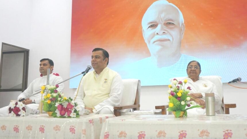 दूसरों को बदलने के बजाय, अपने विचार, दृष्टिकोण और व्यवहार को बदले-ब्रह्माकुमार डॉ. शक्तिराज