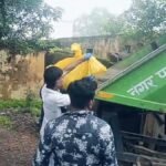 मानवता शर्मसार: पोस्टमार्टम के लिए कचरा ढोने वाले वाहन से ले जाया गया महिला का शव, जांच अधिकारी सस्पेंड