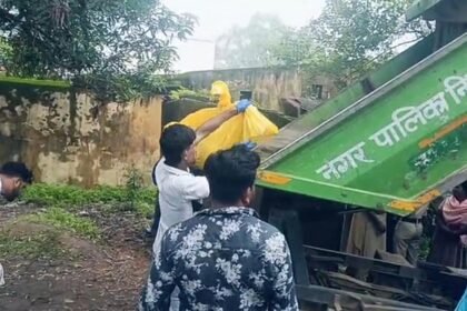 मानवता शर्मसार: पोस्टमार्टम के लिए कचरा ढोने वाले वाहन से ले जाया गया महिला का शव, जांच अधिकारी सस्पेंड