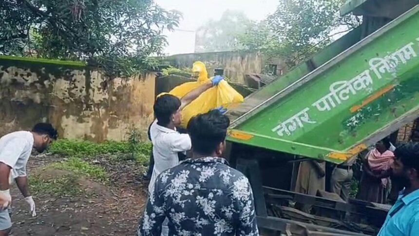 मानवता शर्मसार: पोस्टमार्टम के लिए कचरा ढोने वाले वाहन से ले जाया गया महिला का शव, जांच अधिकारी सस्पेंड