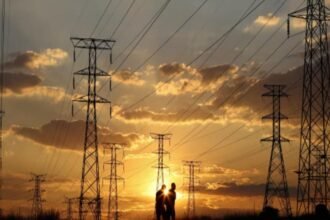 बिजली का निजीकरण: जनसुनवाई का विरोध करेंगे कर्मचारी, बिजली की दरों पर भी बात