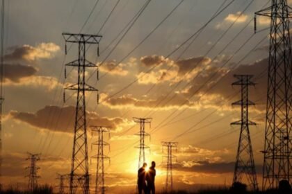 बिजली का निजीकरण: जनसुनवाई का विरोध करेंगे कर्मचारी, बिजली की दरों पर भी बात