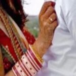 नाराज पति आंगन में सो रहा था अकेला, आधी रात पत्नी का बदला मूड, चुपचाप आई पास और फिर कर दी…..