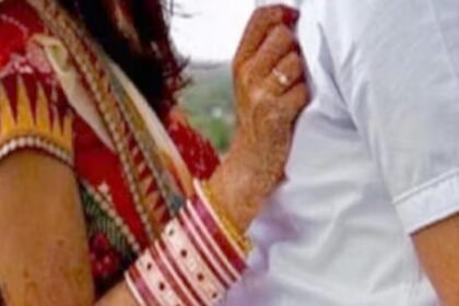 नाराज पति आंगन में सो रहा था अकेला, आधी रात पत्नी का बदला मूड, चुपचाप आई पास और फिर कर दी…..