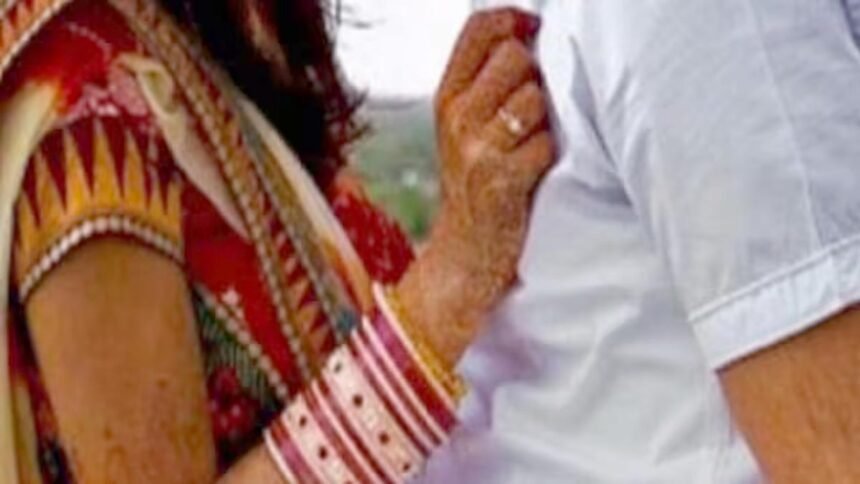 नाराज पति आंगन में सो रहा था अकेला, आधी रात पत्नी का बदला मूड, चुपचाप आई पास और फिर कर दी…..