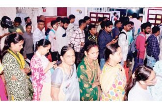 राखी भेजने डाकघर में लगी लंबी कतार, डाकघरों में रजिस्ट्री बंद, महंगे स्पीड पोस्ट से ही पार्सल भेज सकेंगे