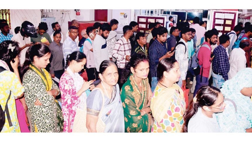 राखी भेजने डाकघर में लगी लंबी कतार, डाकघरों में रजिस्ट्री बंद, महंगे स्पीड पोस्ट से ही पार्सल भेज सकेंगे