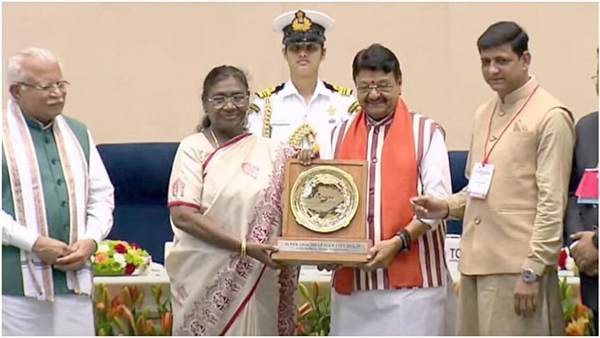 वार्षिक स्वच्छता सर्वेक्षण: इंदौर को लगातार 8वीं बार मिला स्वच्छ शहर का खिताब, सूरत दूसरे और नवी मुंबई तीसरे नंबर पर