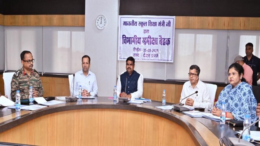 शिक्षा विभाग के अधिकारी शिक्षण कार्य को सर्वोच्च प्राथमिकता दें : मंत्री यादव