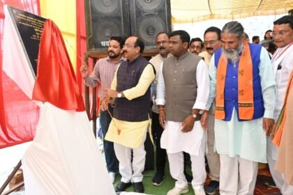 सुशासन एक्सप्रेस रथ घर-घर पहुंच रही शासन की सेवाएं