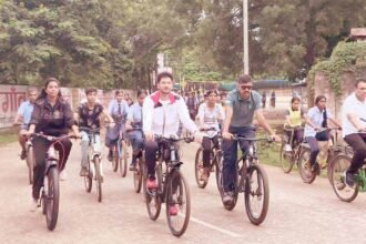 कलेक्टर, अधिकारी-कर्मचारी और स्कूली बच्चों ने सायकिल चलाकर दिया फिटनेस का सन्देश