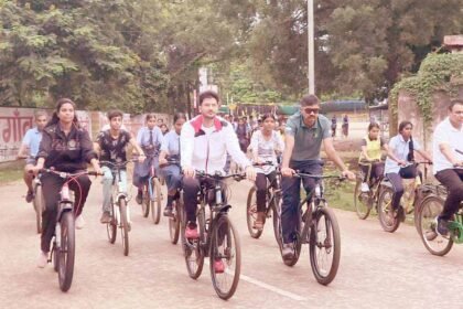 कलेक्टर, अधिकारी-कर्मचारी और स्कूली बच्चों ने सायकिल चलाकर दिया फिटनेस का सन्देश