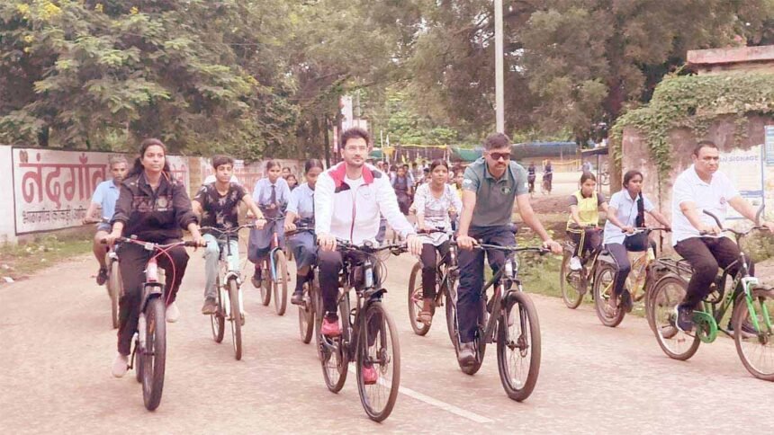 कलेक्टर, अधिकारी-कर्मचारी और स्कूली बच्चों ने सायकिल चलाकर दिया फिटनेस का सन्देश