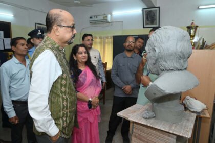 राज्यपाल डेका का खैरागढ़ प्रवास, ग्राम चंदैनी में स्व-सहायता समूहों एवं हितग्राहियों से की भेंट