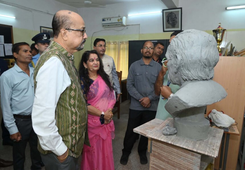 राज्यपाल डेका का खैरागढ़ प्रवास, ग्राम चंदैनी में स्व-सहायता समूहों एवं हितग्राहियों से की भेंट