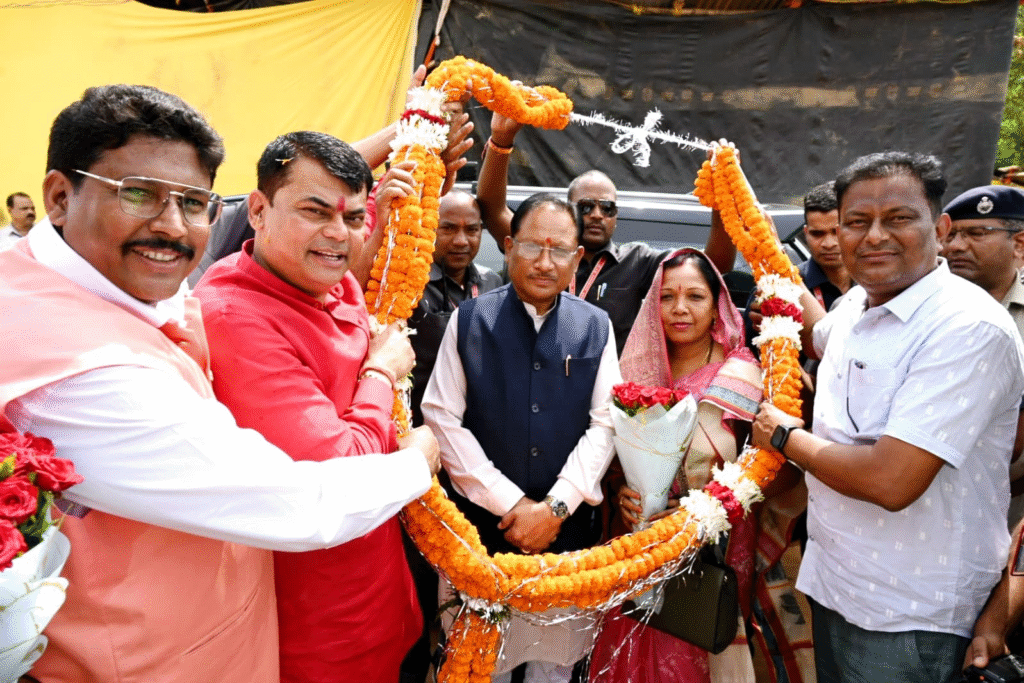 भिलाई में शिवमहापुराण कथा का समापन, पं. प्रदीप मिश्रा ने कहा- संसार में हम किसी को नहीं बदल सकते, हमें स्वयं को बदलना पड़ेगा 4 image 9