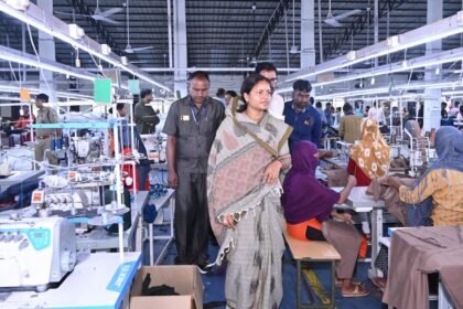 मंत्री लक्ष्मी राजवाड़े ने शबरी एंपोरियम, और गारमेंट फैक्ट्री का किया अवलोकन
