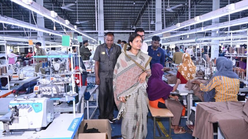 मंत्री लक्ष्मी राजवाड़े ने शबरी एंपोरियम, और गारमेंट फैक्ट्री का किया अवलोकन