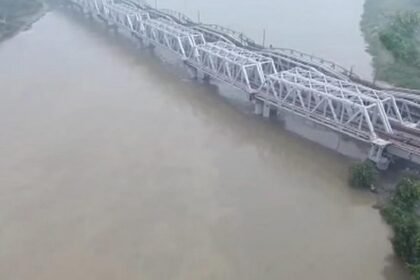 दिल्ली में बाढ़ की चेतावनी, खतरे के निशान से ऊपर बह रही यमुना