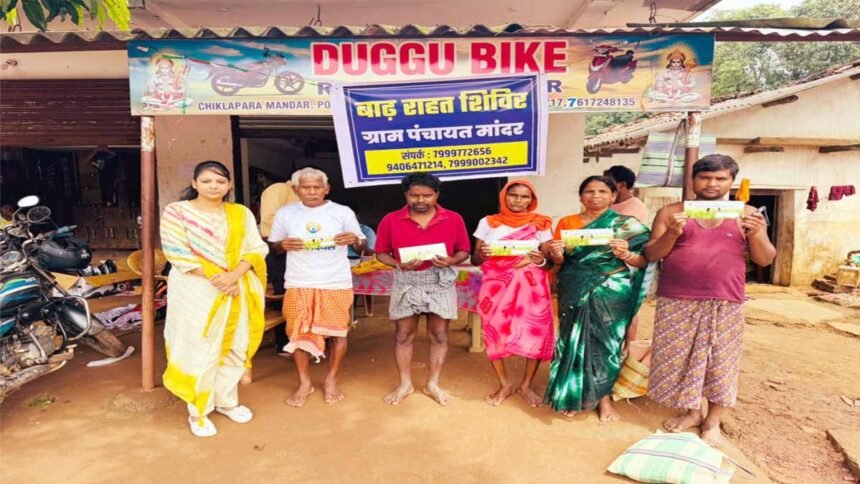 बाढ़ प्रभावित मांदर में सहकारी बैंक की खास पहल:पासबुक वितरण और माइक्रो एटीएम से ग्रामीणों को मिली बड़ी राहत