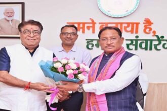 मुख्यमंत्री से ट्रिपल आईटी नया रायपुर के निदेशक प्रोफेसर ओमप्रकाश व्यास ने की मुलाकात