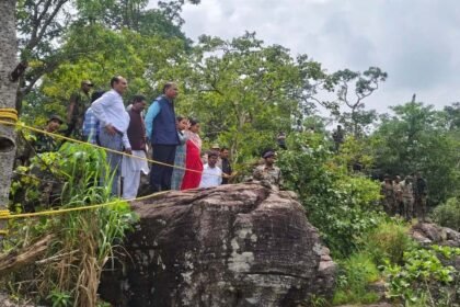 बाईक व पैदल चलकर वनमंत्री पहुंचे कच्चापाल के जलप्रपात, बनेगा पर्यटन का नया केंद्र: वन मंत्री कश्यप