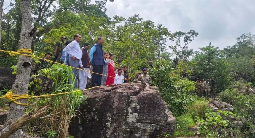 बाईक व पैदल चलकर वनमंत्री पहुंचे कच्चापाल के जलप्रपात, बनेगा पर्यटन का नया केंद्र: वन मंत्री कश्यप
