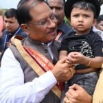 सरल और सहज मुख्यमंत्री विष्णु देव साय का दिखा अपनत्व, नन्हे इवान को गोद में लेकर किया दुलार