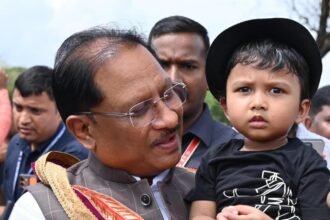 सरल और सहज मुख्यमंत्री विष्णु देव साय का दिखा अपनत्व, नन्हे इवान को गोद में लेकर किया दुलार