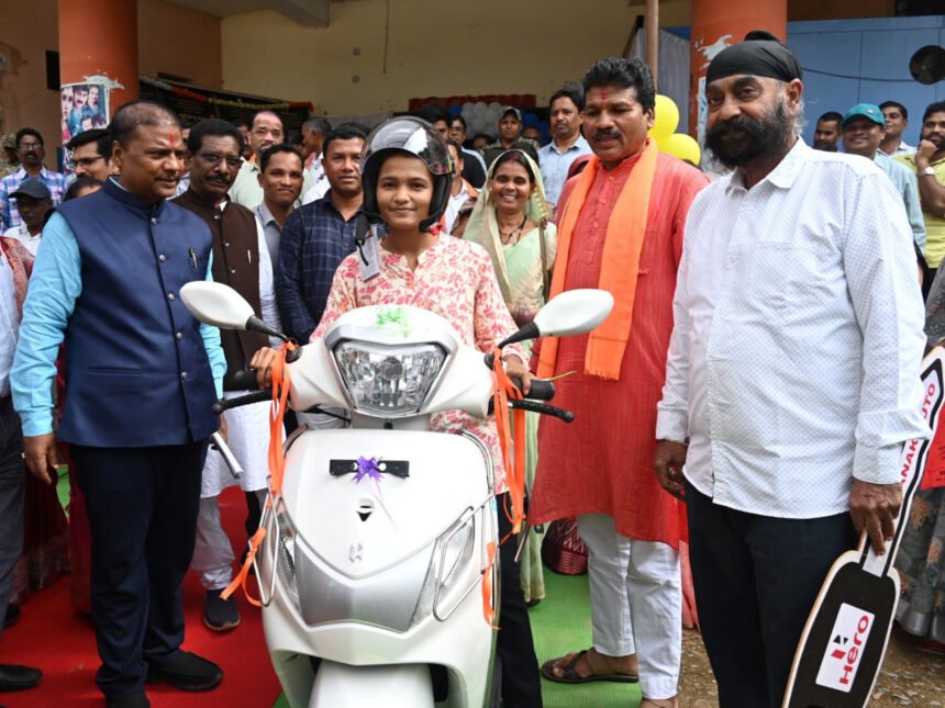 वनमंत्री कश्यप रजत जयंती कार्यक्रम व मुख्यमंत्री शिक्षा गौरव अलंकरण सम्मान समारोह में हुए शामिल