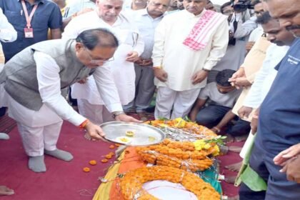 मुख्यमंत्री विष्णु देव साय ने पूर्व प्रांत प्रचारक शांताराम को दी श्रद्धांजलि, पार्थिव शरीर पर पुष्पचक्र अर्पित कर किया नमन
