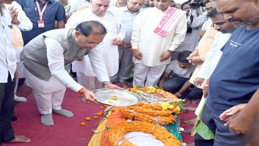 मुख्यमंत्री विष्णु देव साय ने पूर्व प्रांत प्रचारक शांताराम को दी श्रद्धांजलि, पार्थिव शरीर पर पुष्पचक्र अर्पित कर किया नमन