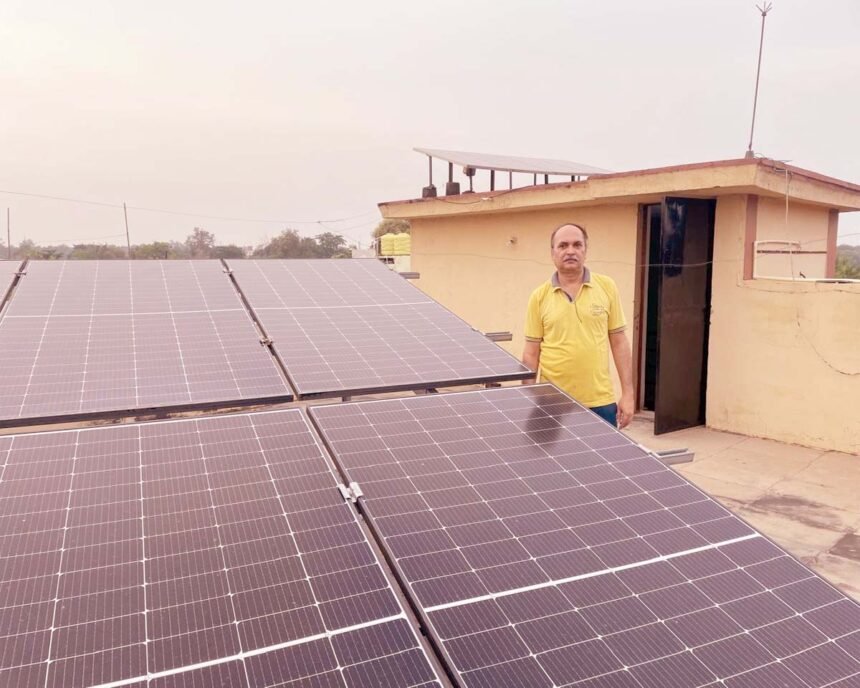 प्रधानमंत्री सूर्यघर योजना: घर की छत पर बन रही बिजली से कोनी निवासी सागर का बिल हुआ आधा