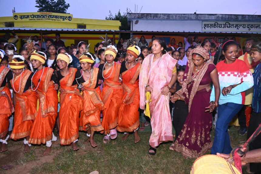 महिला एवं बाल विकास मंत्री राजवाड़े संबलपुर में करमा तिहार उत्सव में हुईं शामिल