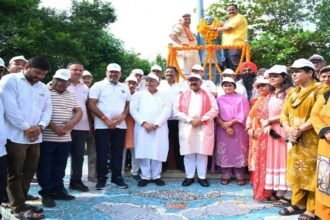 उप मुख्यमंत्री अरुण साव और अधिकारियों ने किया श्रमदान, पंडित दीनदयाल उपाध्याय गार्डन में झाड़ू लगाकर दिया स्वच्छता का संदेश