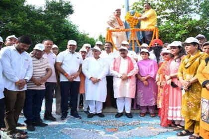 उप मुख्यमंत्री अरुण साव और अधिकारियों ने किया श्रमदान, पंडित दीनदयाल उपाध्याय गार्डन में झाड़ू लगाकर दिया स्वच्छता का संदेश