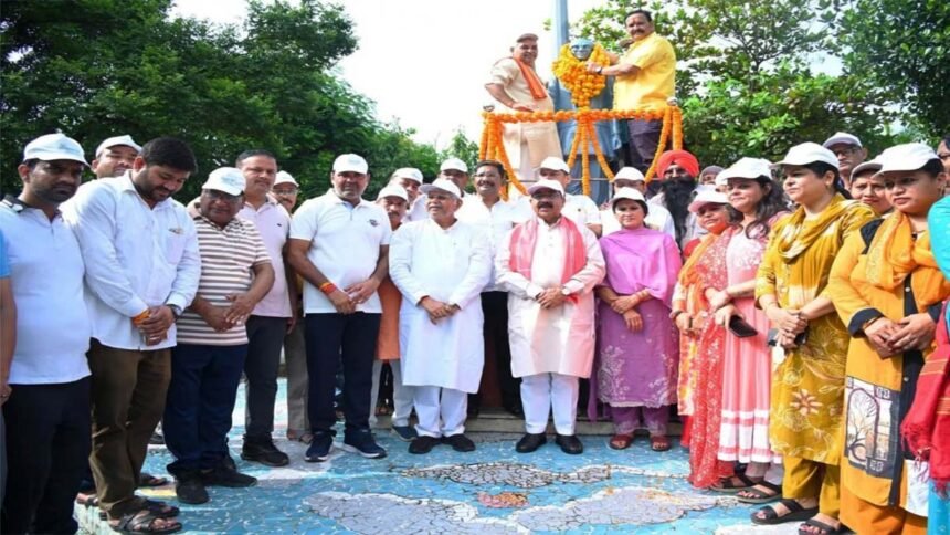 उप मुख्यमंत्री अरुण साव और अधिकारियों ने किया श्रमदान, पंडित दीनदयाल उपाध्याय गार्डन में झाड़ू लगाकर दिया स्वच्छता का संदेश