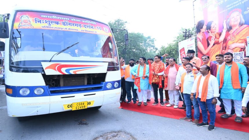 वित्त मंत्री ओपी चौधरी ने महाकाली मंदिर में की पूजा-अर्चना कर प्रदेश की खुशहाली की कामना की